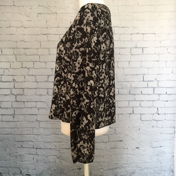 Vince Camuto Printed Bell Sleeve Blouse Size Small - Picture 6 of 8